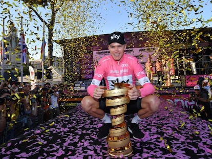 Froome, con el trofeo de ganador del Giro 101.