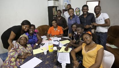 Claire junto a un grupo de voluntarios de Le Repcam en su sede.