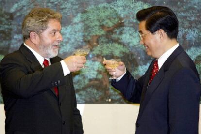 El presidente de Brasil, Lula da Silva, y el chino, Hu Jintao, celebran la firma de acuerdos en Pekín, en 2004.