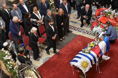 El presidente de Chile, Gabriel Boric, rinde homenaje al frente al ataúd de José Mujica durante su velatorio, en el Palacio Legislativo de Uruguay, en el segundo día de los funerales. 