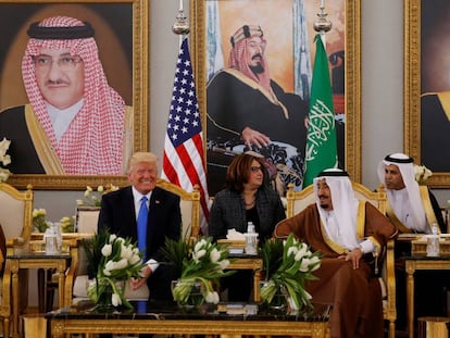 O rei Salman, da Arábia Saudita, entre Donald Trump e Melania Trump.