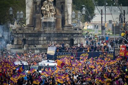 Autobús amb jugadors de l'equip que ha guanyat la Lliga, pels carrers de Barcelona.