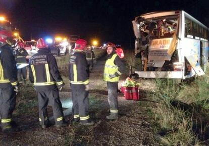 Los servicios de emergencia atienden el lugar del accidente en Torquemada.