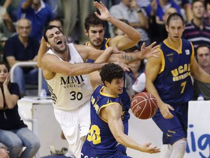 Bourousis pelea un rebote con Antelo y San Miguel