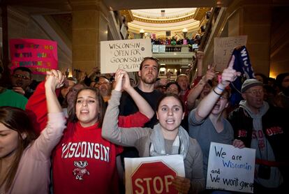 Manifestantes gritan afuera de la oficina del entonces gobernador Scott Walker, el 11 de marzo de 2011.