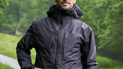 Artículo de EL PAÍS Escaparate sobre la chaqueta Helly Hansen ideal para invierno.