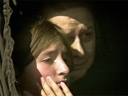 Suha Arafat (derecha), viuda del líder palestino, y su hija Zaua, se dirigen a la base militar de El Cairo donde tuvo lugar el funeral de Arafat.