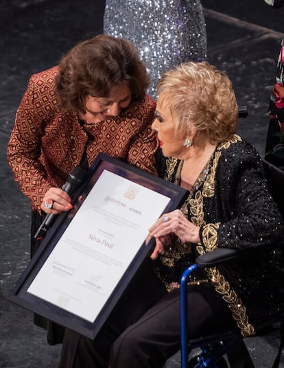 La diva recibe un reconocimiento de la titular del Instituto Nacional de Bellas Artes y Literatura, Lucina Lucina Jiménez,  durante su homenaje.