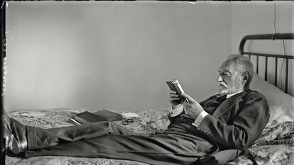Miguel de Unamuno (Bilbao, 1864 - Salamanca, 1936) fue uno de los autores más retratados de su época. En sus últimos años se tumbaba en su cama a leer después de la universidad.