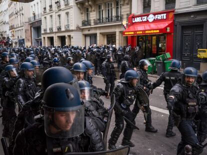 Carga de los gendarmes contra los manifestantes en la movilización del jueves en París.