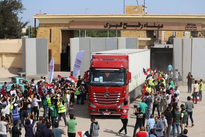 Trabajadores de organizaciones egipcias celebran el paso de la ayuda humanitaria a Gaza por la frontera de Rafah.