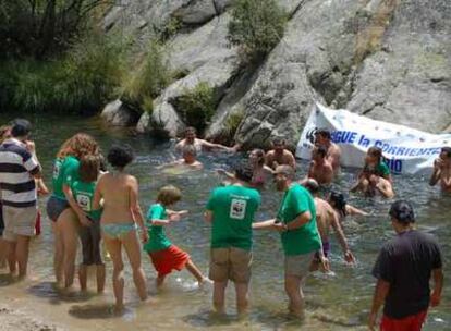 Un grupo de ecologistas realiza un baño reivindicativo en aguas del Manzanares en La Pedriza (Madrid).