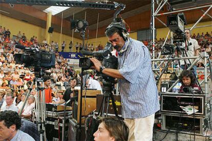 Cámaras de televisión filman el mitin que Fraga dio ayer en el pabellón As Travesas de Vigo.