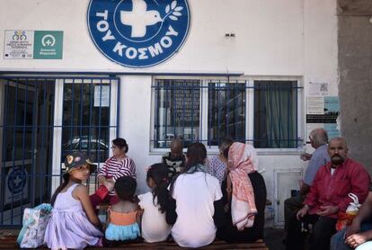 Un grupo de refugiados sirios en un dispensario de Médicos del Mundo en Atenas, el pasado 2 de julio.