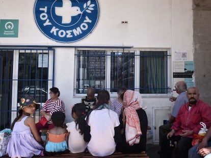 Um grupo de refugiados sírios em um dispensario de Médicos do Mundo em Atenas, o passado 2 de julho.