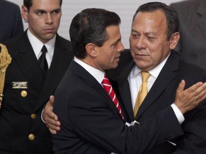Peña Nieto abraza a Jesús Zambrano tras firmar la reforma en 2013.