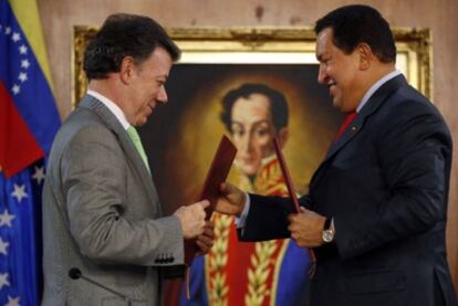 El presidente de Colombia, Juan Manuel Santos, y el de Venezuela, Hugo Chávez, durante la firma de acuerdos bilaterales, el pasado noviembre en Caracas.