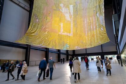 Varios visitantes pasan por el interior de la Tate Modern Gallery de Londres en octubre.