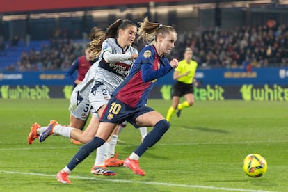 La extremo noruega del FC Barcelona Caroline Graham (d) pelea un balón ante la defensa del Levante Teresa Merida este sábado.