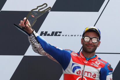 El italiano Andrea Iannone), que quería volver a estar sobre el podio, no duró en esta ocasión demasiado sobre la moto y antes de completarse el primer giro ya se había ido por los suelos, mientras su compatriota Valentino Rossi, noveno de entrenamientos, era séptimo. En la imagen, Danilo Petrucci con el trofeo en el podio.