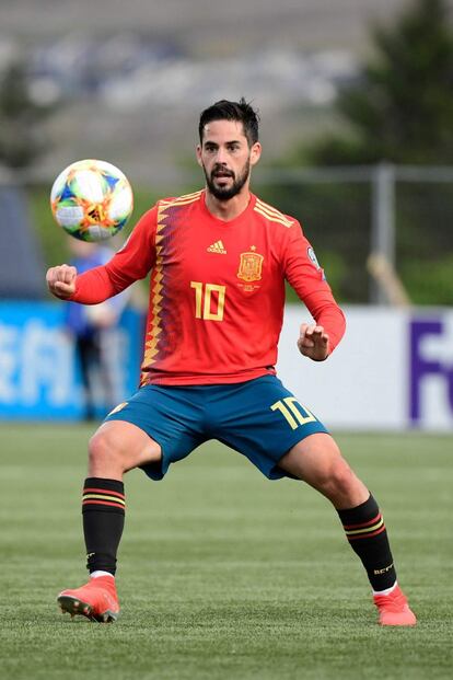 El mediocampista de España, Isco, controla el balón durante el partido.