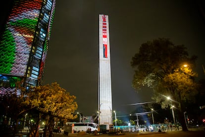 El monumento, construido en el sexenio de Felipe Calderón (2006-2012) para conmemorar el bicentenario de la Independencia de México, tiene una altura de 104 metros. En la imagen, la manta desplegada sobre la Estela de Luz. 