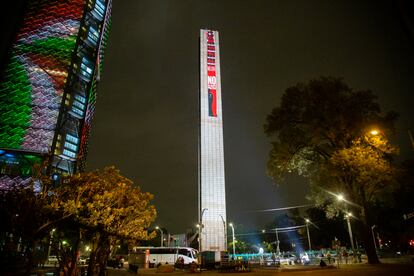 El monumento, construido en el sexenio de Felipe Calderón (2006-2012) para conmemorar el bicentenario de la Independencia de México, tiene una altura de 104 metros. En la imagen, la manta desplegada sobre la Estela de Luz.