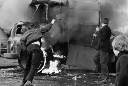 Un grupo de niños apedrean un coche para celebrar la muerte de un soldado británico a manos de un francotirador del IRA, en 1972.