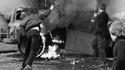 Un grupo de niños apedrean un coche para celebrar la muerte de un soldado británico a manos de un francotirador del IRA, en 1972.