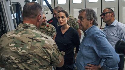  Angelina Jolie hablando con oficiales malteses sobre las operaciones de rescate de refugiados en el Mediterr&aacute;neo.