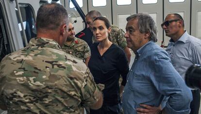 Angelina Jolie hablando con oficiales malteses sobre las operaciones de rescate de refugiados en el Mediterráneo.