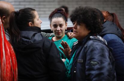 Fátima llora después de ver como la policía la ha desalojado de su casa, y es abrazada por amigos y vecinos.