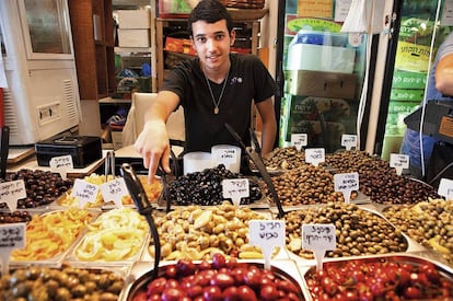 Los colores vivos invaden los puestos de frutas, especias y dulces del  &lsquo;shuk&rsquo;. 