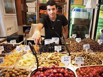 Los colores vivos invaden los puestos de frutas, especias y dulces del  &lsquo;shuk&rsquo;. 