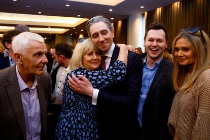 Simon Harris abraza a su madre