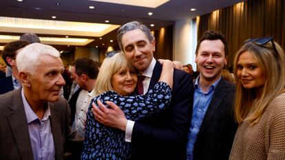 Simon Harris abraza a su madre, este domingo en la localidad irlandesa de Athlone, después de afianzar la presidencia del Fine Gael y el puesto de primer ministro de la República.