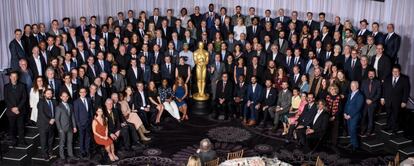 Foto de familia de los 163 nominados en la 89º edición de los Óscar.