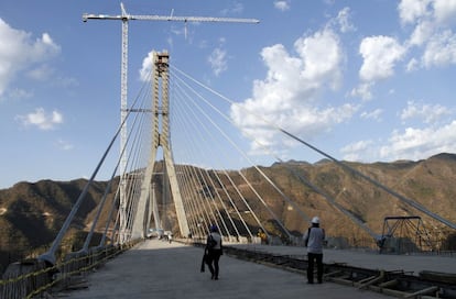 La estructura, que une a los estados de Durango y Sinaloa (al noroeste de México), pasa sobre el río Baluarte y mide más de un kilómetro de largo.