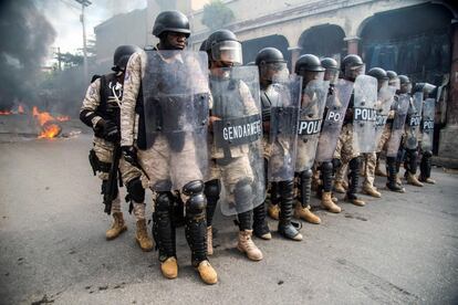 Policías haitianos intentan disolver una manifestación realizada con motivo del Día Internacional de la Lucha contra la Corrupción, en Puerto Príncipe (Haití). 