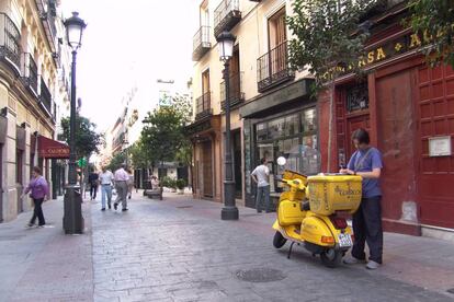 Un motorista de Correos en la calle de las Huertas, eje peatonal del barrio de las Letras de Madrid.