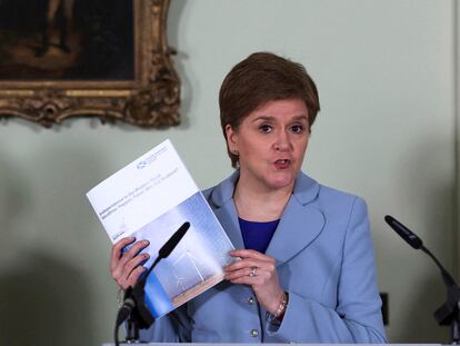 La ministra principal de Escocia, Nicola Sturgeon, presenta este martes en Edimburgo el primer documento en defensa de la independencia.