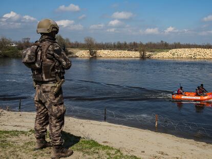 Fuerzas especiales turcas patrullan el río Evros en la frontera greco-turca, en la región de Edirne, este miércoles.