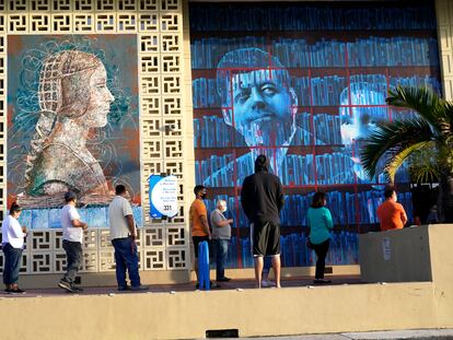 Votantes hacen cola en la biblioteca John F. Kennedy, este martes en Hialeah (Florida).