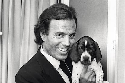 Julio Iglesias, con su perro ‘Hey’. El único que reconoce como suyo. El resto, dice, eran de otros.