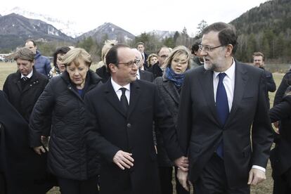 Francois Hollande, presidente de Francia (C),Mariano Rajoy, presidente del gobierno de España, (D) y la canciller alemana, Angela Merkel cerca del lugar donde se accidentó el avión de Germanwings en Seyne-les-Alpes.