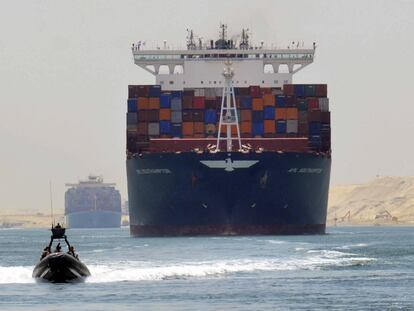Un buque comercial en el Canal de Suez, Egipto.