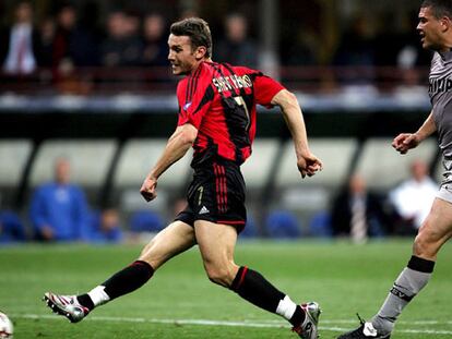Shevchenko dispara y consigue el primer gol del Milan.