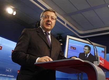 El secretario de Organización del PSOE, José Blanco, durante la lectura de la declaración.