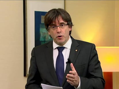 Puigdemont durante sua mensagem gravada, emitida na TV.