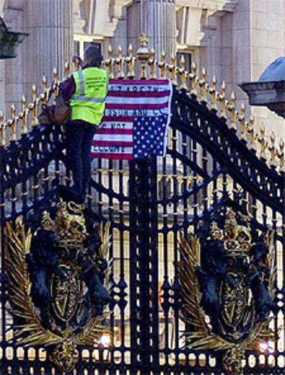 Una mujer protesta contra Bush en el palacio de Buckingham.